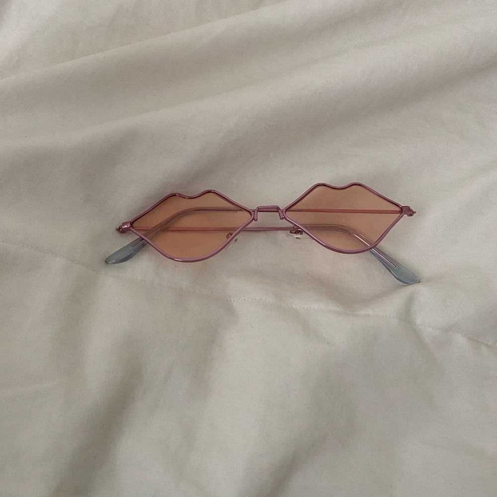 SHEIN lip shape sunglasses